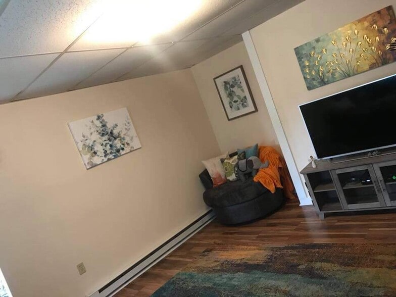 decor not included - 2 Broadway