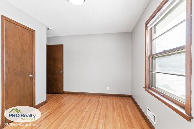 Building Photo - 3 Bedroom Home in St. Louis Park