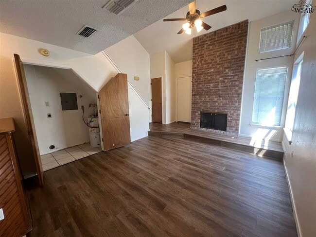 Building Photo - 4501 Mistletoe Dr