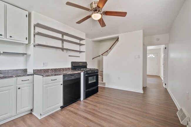 Building Photo - 2 bed 1 bath with fresh updates - great lo...