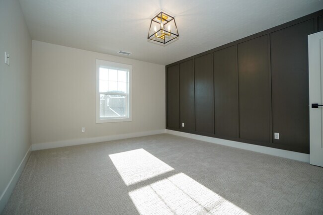 Building Photo - 150 N Edgewood Ln