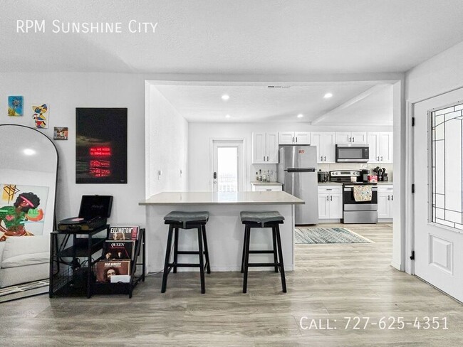 Building Photo - 908 E Cayuga St