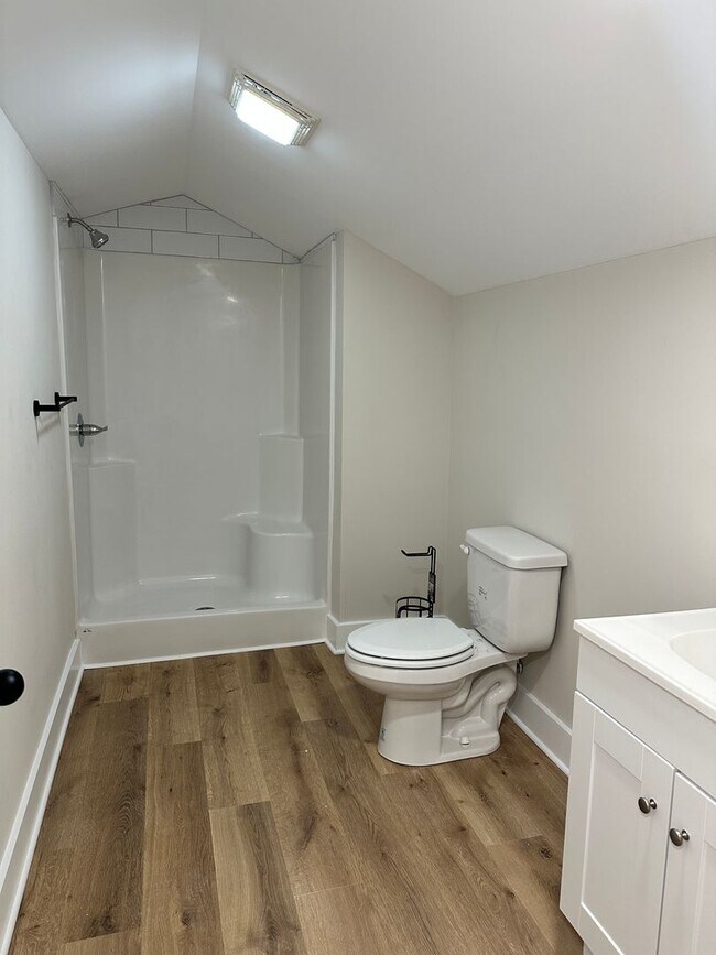 Building Photo - 102 W 15th Ave