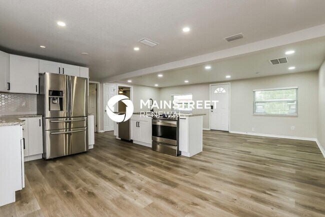 Building Photo - 3 Bedroom Pet-Friendly Home in ST PETERSBURG, FL with Main Street Renewal