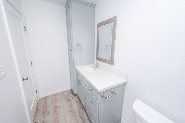 Building Photo - Spacious 1BR/1BA condo with patio and parking! Lake Murray Area $2195/month
