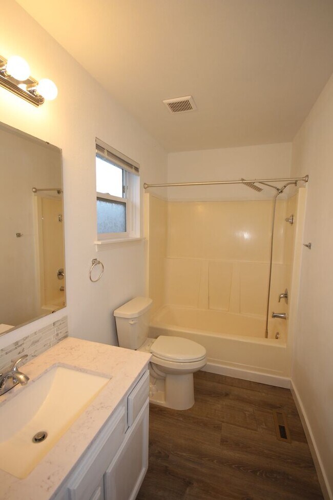 Building Photo - Updated Tacoma Home with Spacious Layout & Fully Fenced Yard