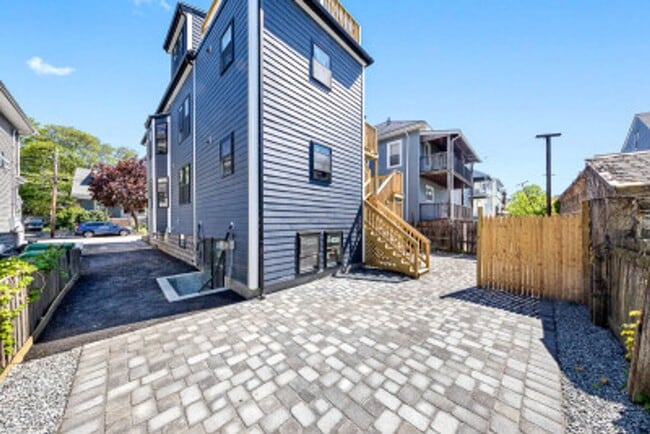 Building Photo - TUFTS 5 bed 5.5 bath - Available 6/1