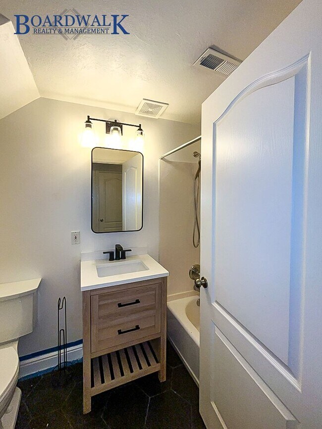 Building Photo - Beautiful Home with Mountain Views & Prime Location in Sandy