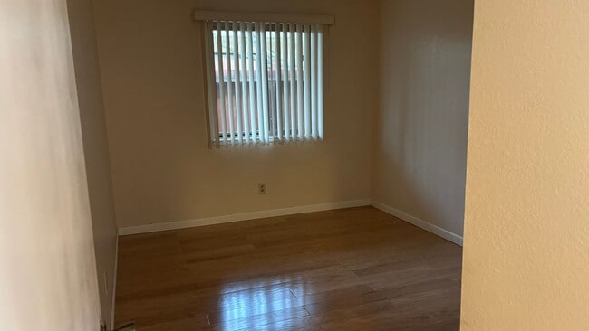 Building Photo - Spacious 3 bed/2 bath condo in Desirable Valley Crest