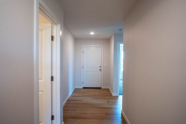 Building Photo - Beautiful newer 3 bed home with 3 car garage