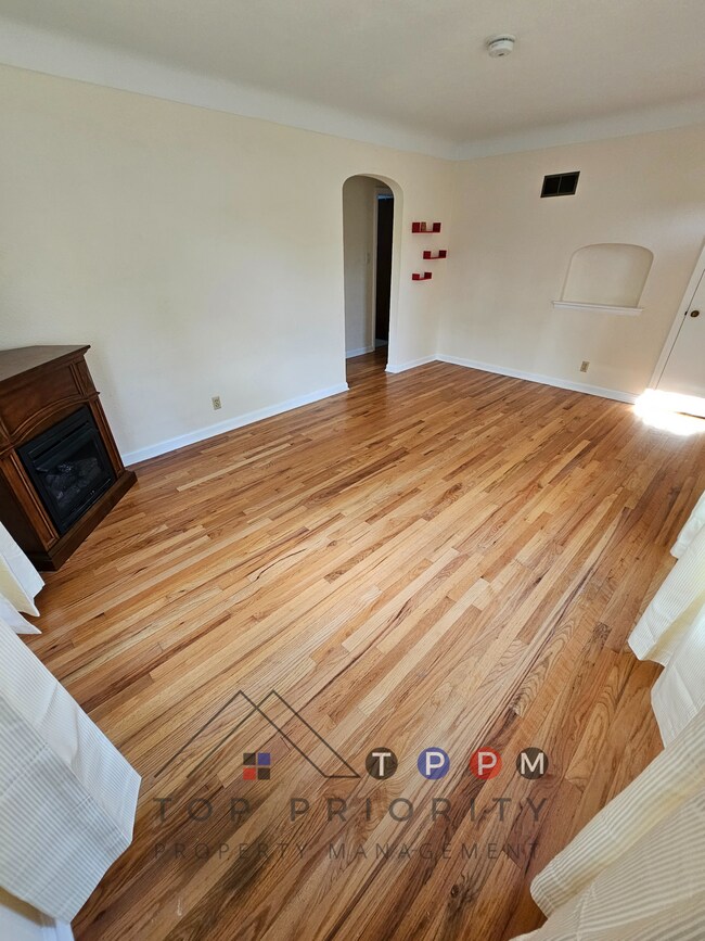 Building Photo - 1212 35th St NE