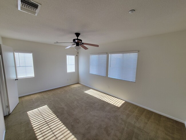 Building Photo - Spacious 3-Bedroom Townhome in Imperial – Available for Lease!