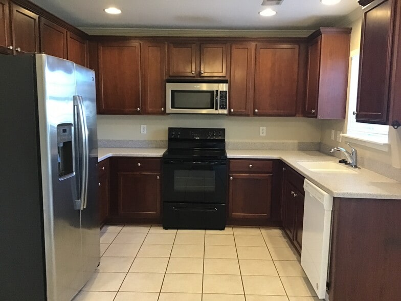 Building Photo - 195 Oakesdale Dr