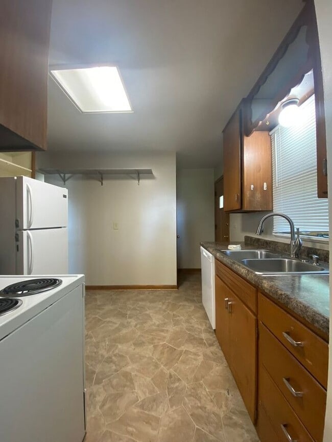 Building Photo - $1,600 | 3 Bedroom, 1 Bathroom House | No ...