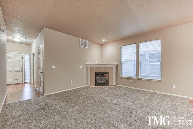 Building Photo - Gorgeous Four Bedroom Townhome in Hillsboro!