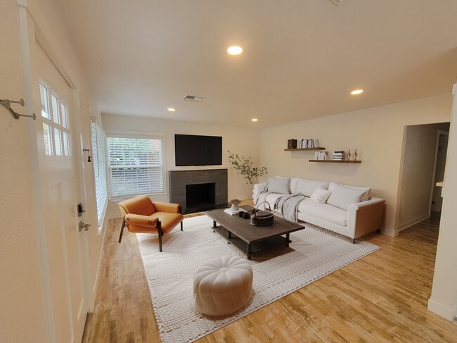 Building Photo - 823 Orondo Ave