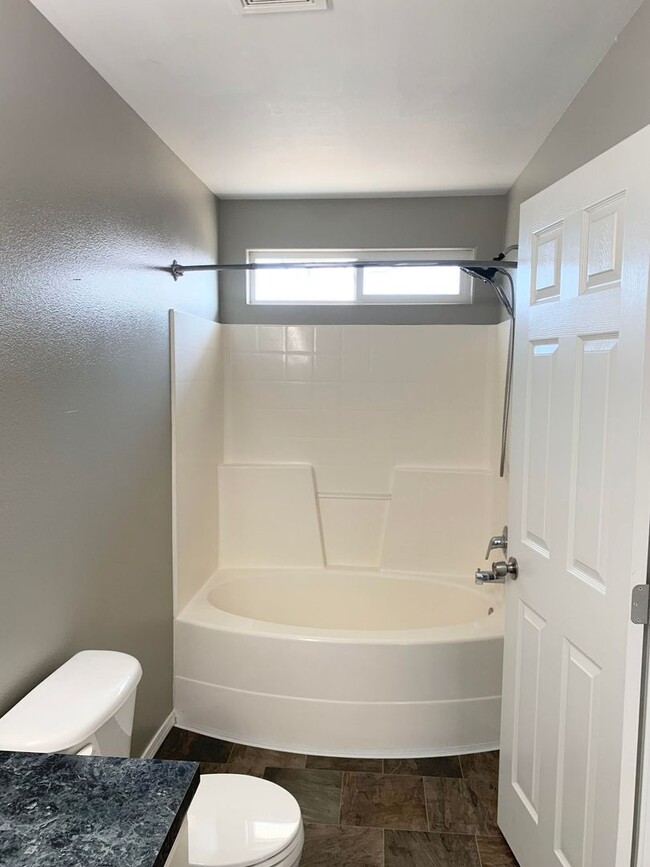 Building Photo - Wonderful Home Next to Nampa's Greenbelt!