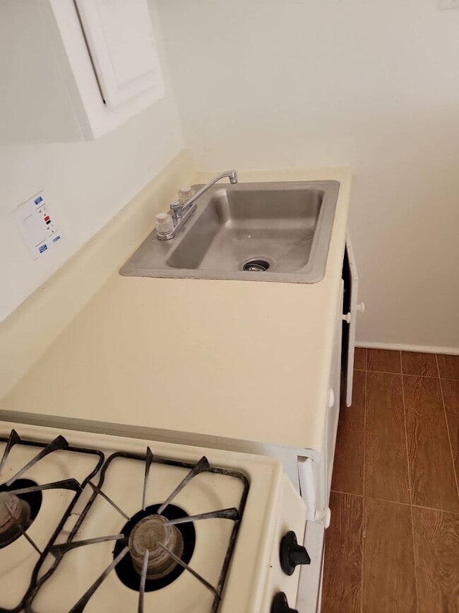 Building Photo - Wonderful 1 bedroom ground floor condo