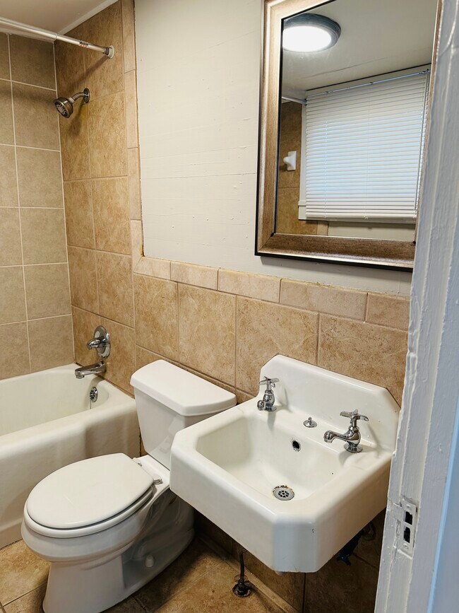 Building Photo - 316 Knight St