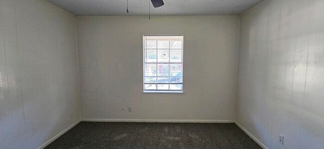 Building Photo - Available- Charming 2-Bedroom Home in Longview