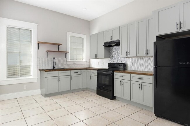 Building Photo - 906 E 11th Ave