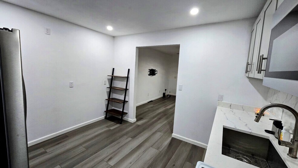 Building Photo - 4513 S Oak Dr