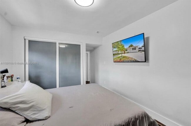 Building Photo - 685 SW 7th Terrace