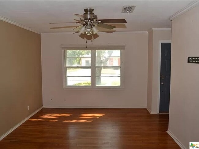 Building Photo - 3 Bed, 1 Bath with Hardwood Floors and Large Fenced Backyard