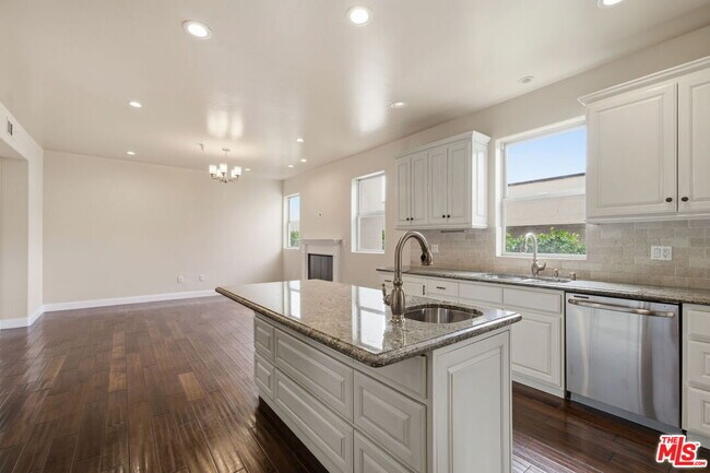 Building Photo - 320 S Swall Dr