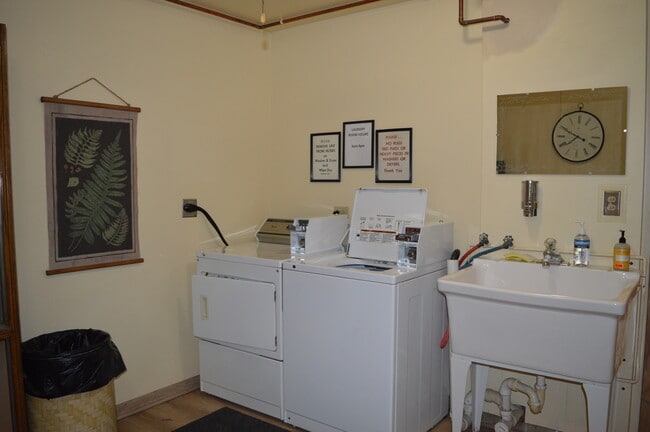 Building Photo - 2025 Maple Rd