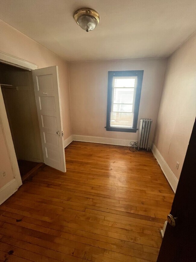 Building Photo - Spacious 2BR/1BA in Prime East Side Locati...