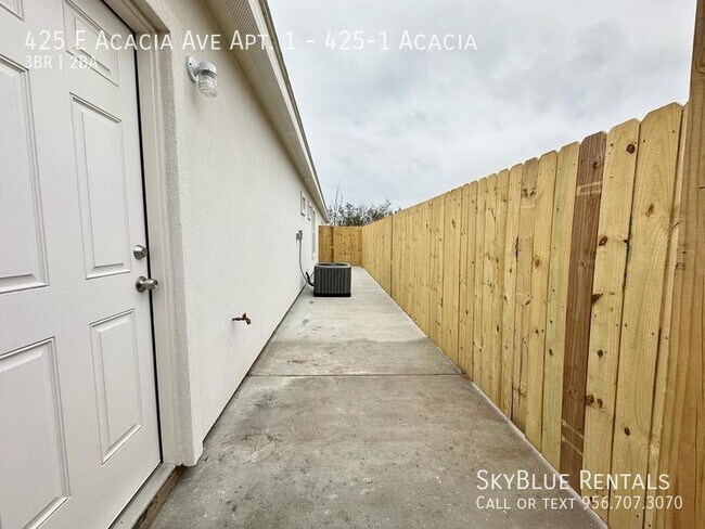 Building Photo - 425 E Acacia Ave