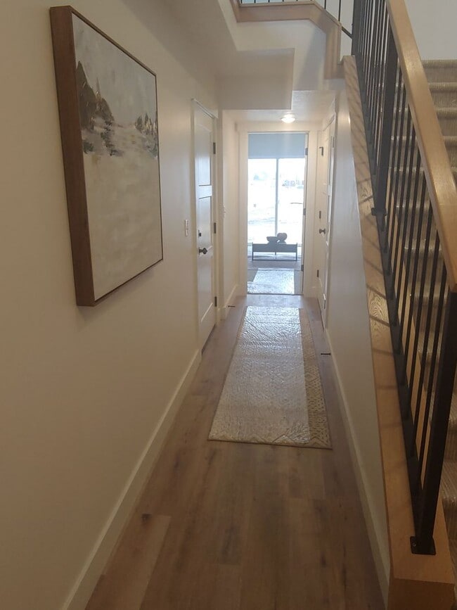 Building Photo - Townhome with Rooftop Balcony in Prime American Fork Location