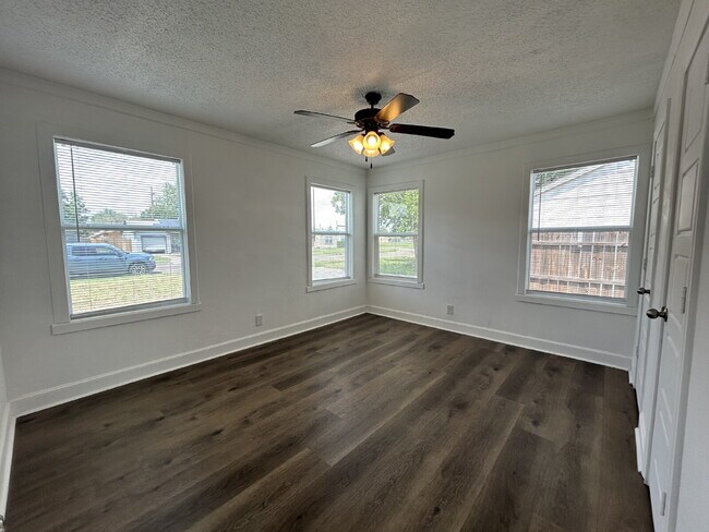 Building Photo - Beautiful Home near Middle School & Park!