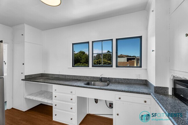 Building Photo - Castro/Eureka Valley: Top Floor Flat w/ in-unit W/D & Shared Yard