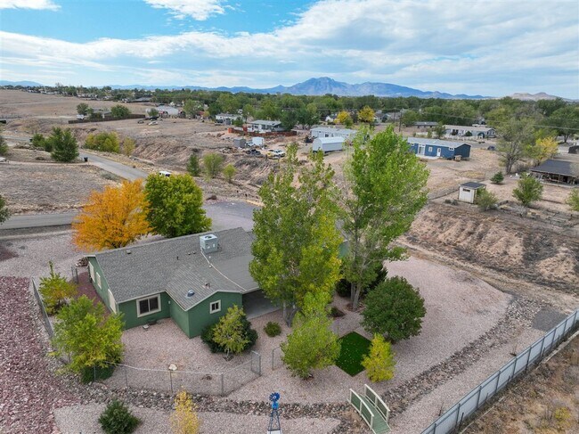 Building Photo - 3 bedroom 2 bathroom ranch style home in C...