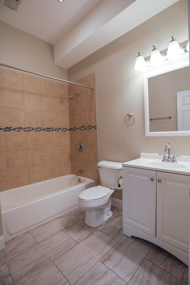 Building Photo - 1582 N Clybourn Ave