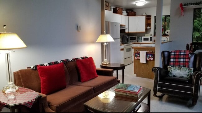 Building Photo - 1881 Cliff Rd