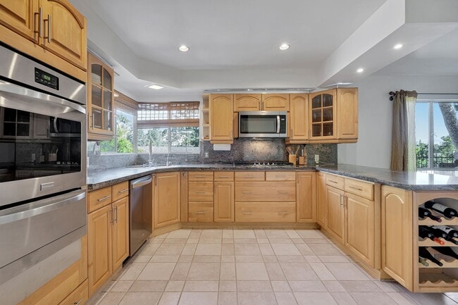 Building Photo - HOLIDAY SPECIAL***2 WEEKS FREE** 3 Bed/2 Bath Oasis in Royal Woods - Available Now