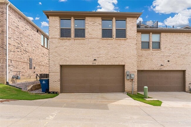 Building Photo - 233 Bridgewater Ave