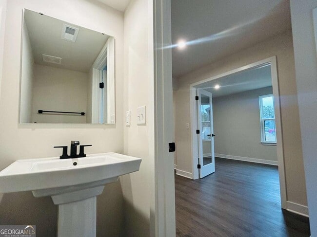 Building Photo - 420 Thatch Ter