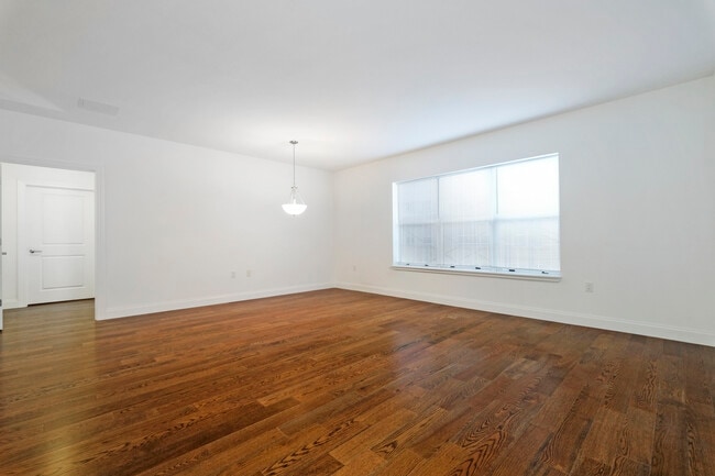 Building Photo - 10 Byron Pl