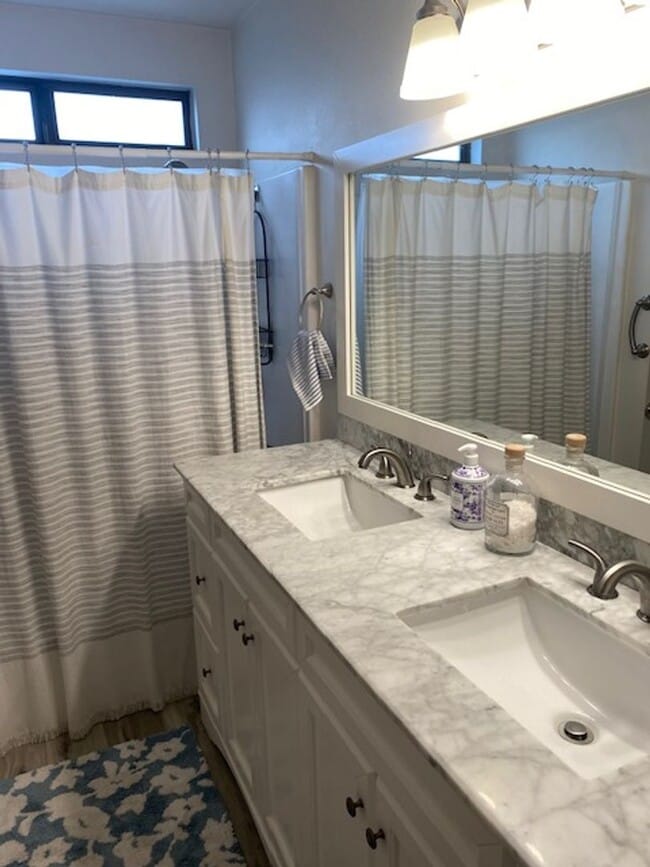 Building Photo - Beautiful Home w/ Pool - Country Oaks Subdivision