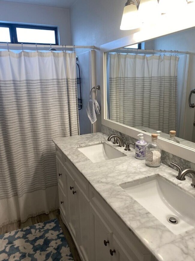 Building Photo - Beautiful Home w/ Pool