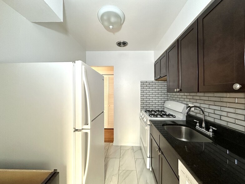 Building Photo - 6830 N Sheridan Rd