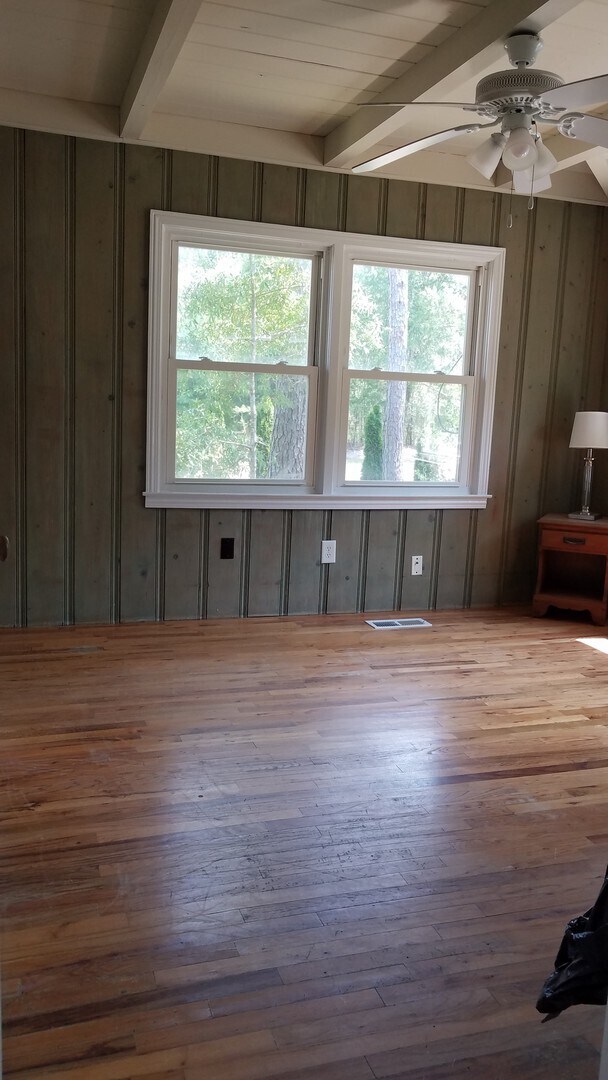 Building Photo - 5 bedroom / 4 bath home with a short drive to the beach!