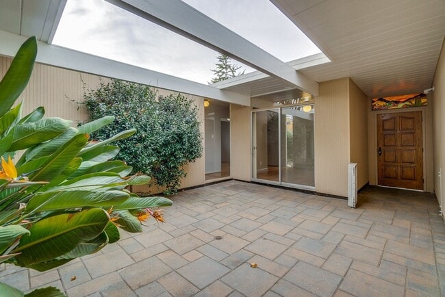 Building Photo - Updated 4 bed 2 bath Atrium Eichler in Pal...