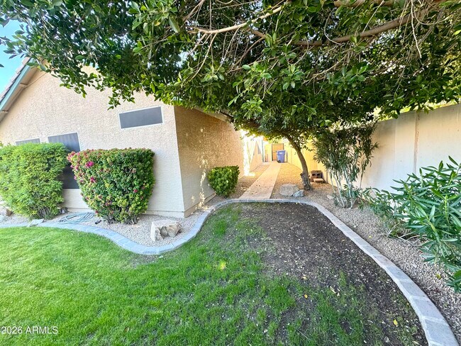 Building Photo - 830 N Granada Dr