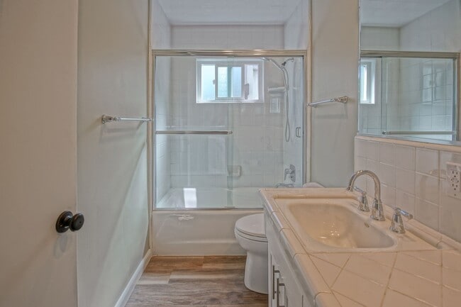 Building Photo - NEWLY REMODELED, SPLIT-LEVEL 3BR2BA DUPLEX...