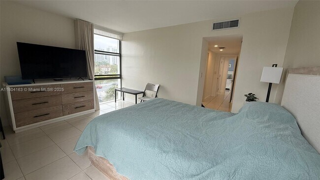 Building Photo - 3625 N Country Club Dr